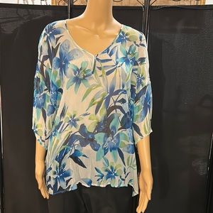 Tommy Bahama sheer, floral blouse W/bat wing sleeves. Sz Large